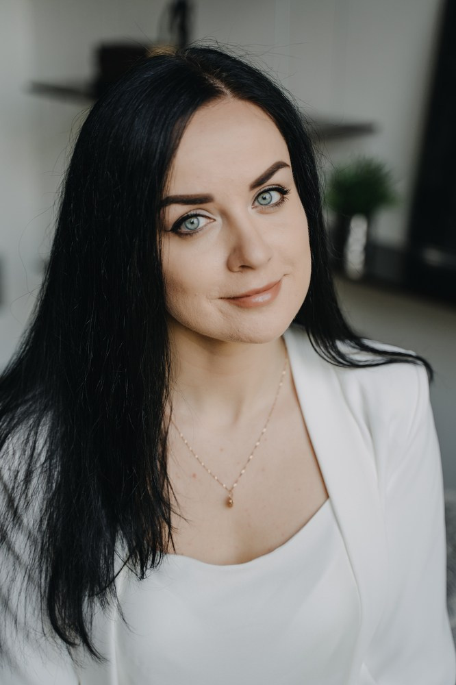 Портрет молодого юриста в деловом стиле для презентации услуг.