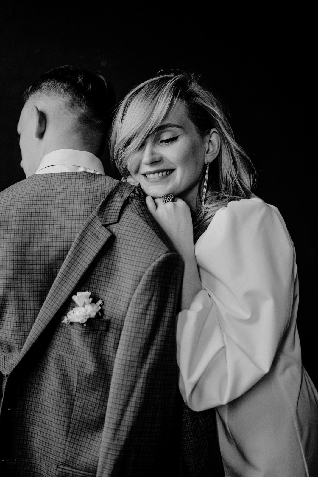 Искренние эмоции пары: свадебная прогулка в монохроме Тюмень