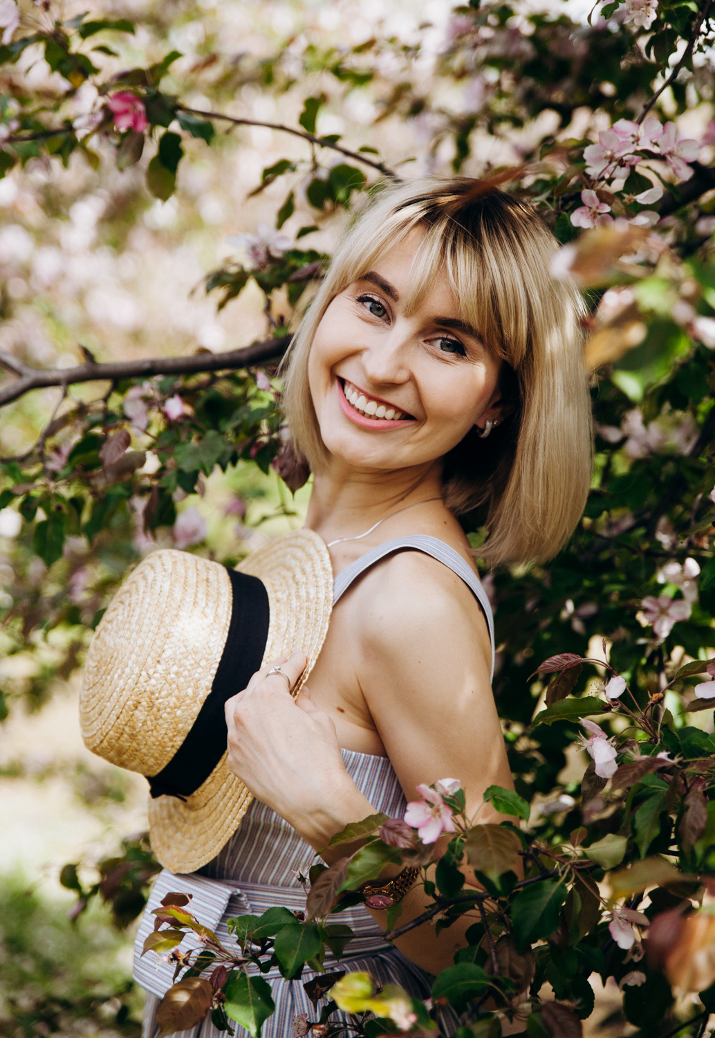 Фотосессия в цветущих садах. Свадебный и семейный фотограф в Москве Андрасюк Елена