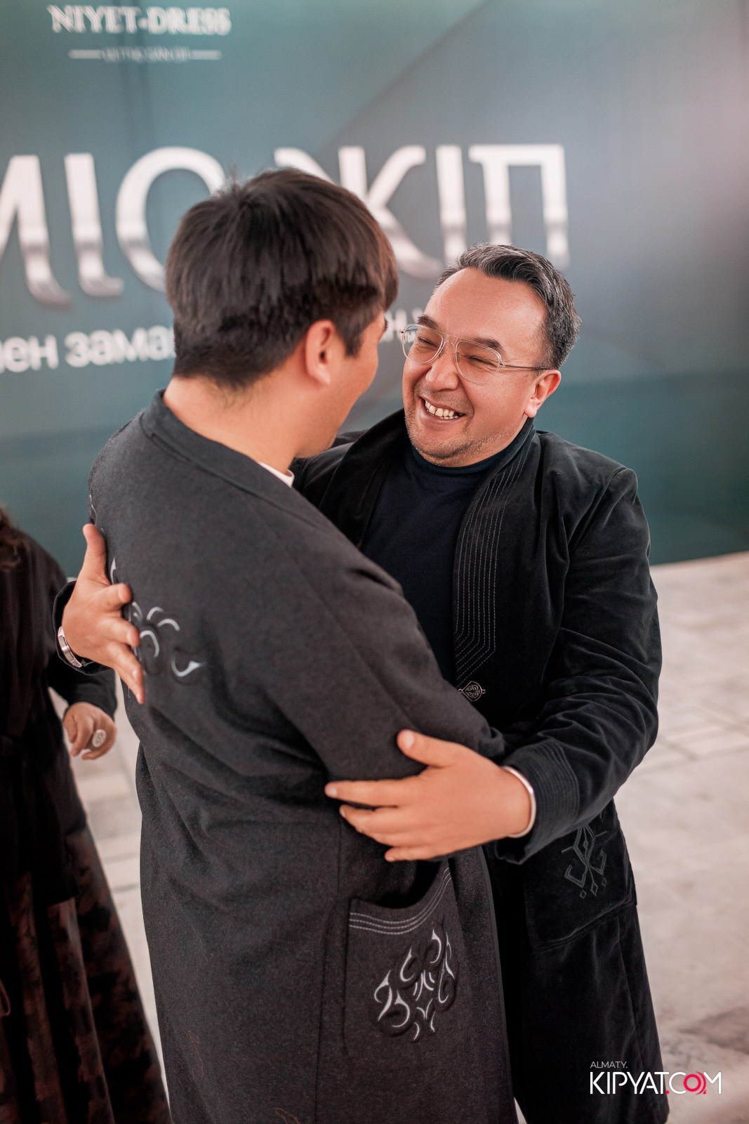 FASHION ПОКАЗ, КАЗАХСКОЙ НАЦИОНАЛЬНОЙ ОДЕЖДЫ. КИПЯТКОМ АЛМАТЫ!