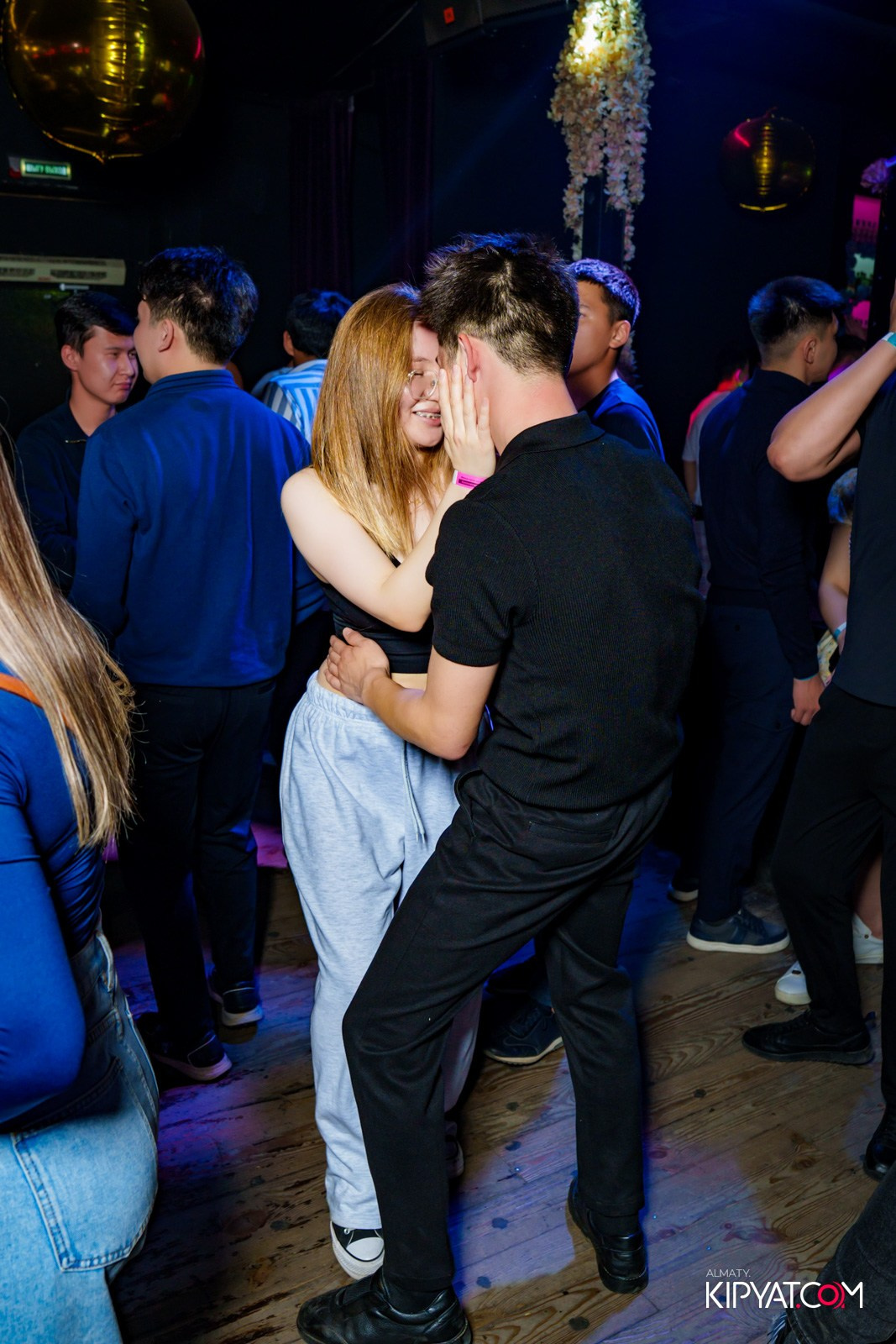 UYAT EMES BAR. КИПЯТКОМ АЛМАТЫ!