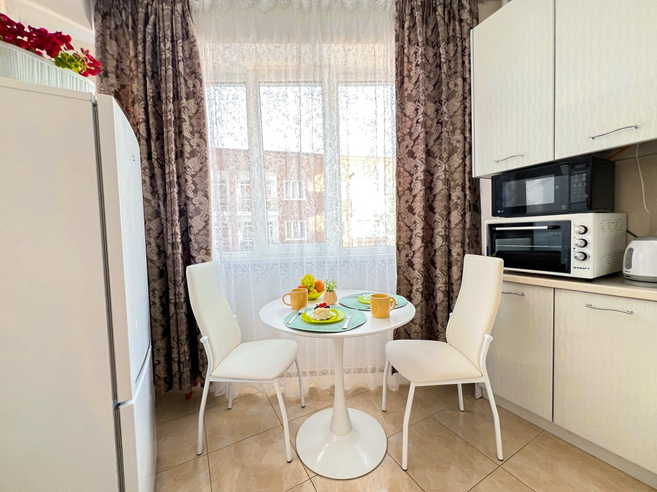 Отличный вариант для отдыха семьей, командировки, путешествия с друзьями. Квартиры посуточно, длительно в Сочи, LARA APART GROUP