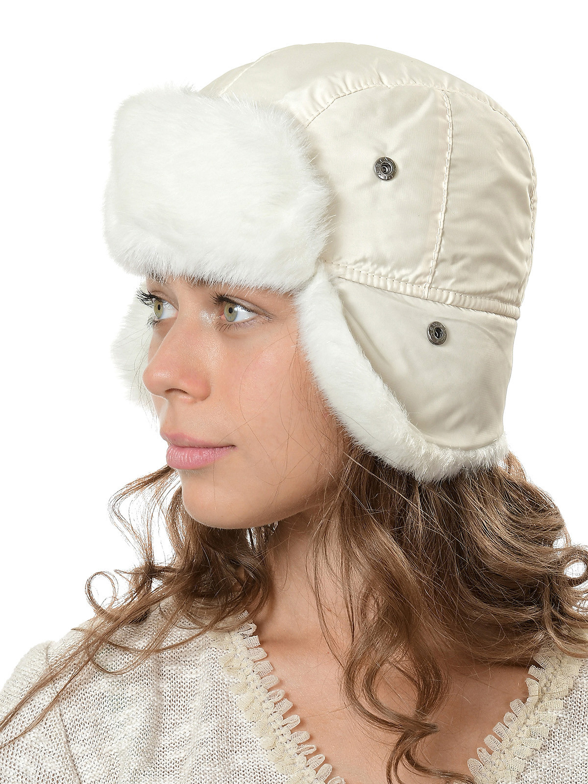 Шапка женская зимняя на модели на белом фоне.