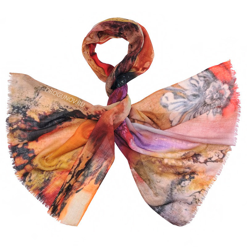 Розовый шелковый платок на белом фоне.