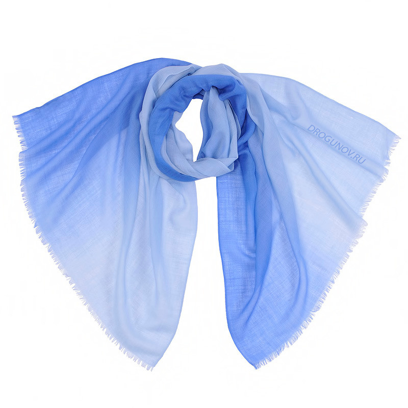 Шелковый платок на белом фоне