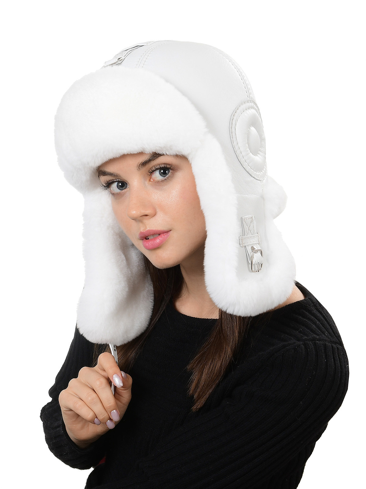 Шапка ушанка из меха на модели на белом фоне.