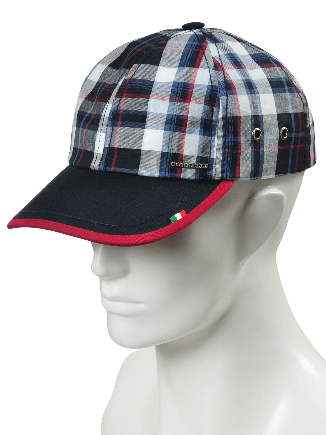 Бейсболка мужская, сфотографированная на манекене на белом фоне.