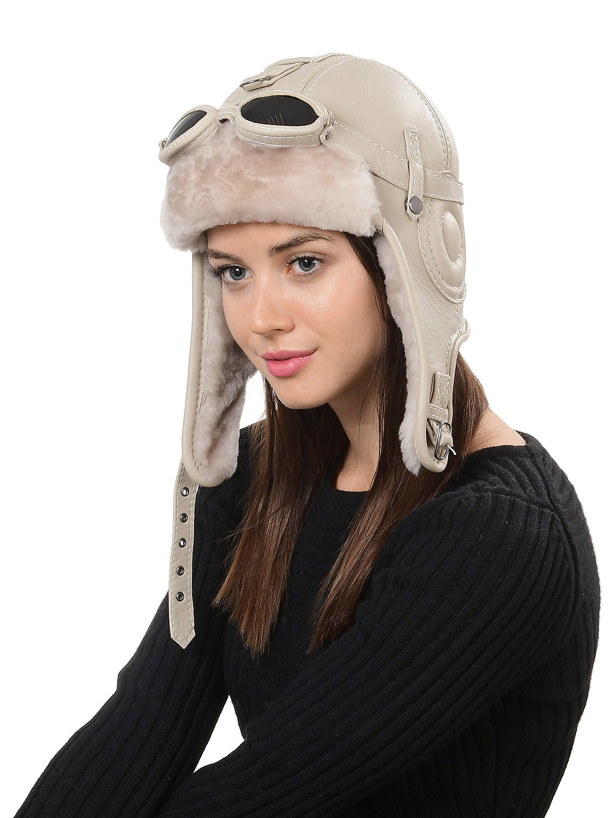 Шапка-авиатор бежевого цвета на модели на белом фоне в фотостудии.