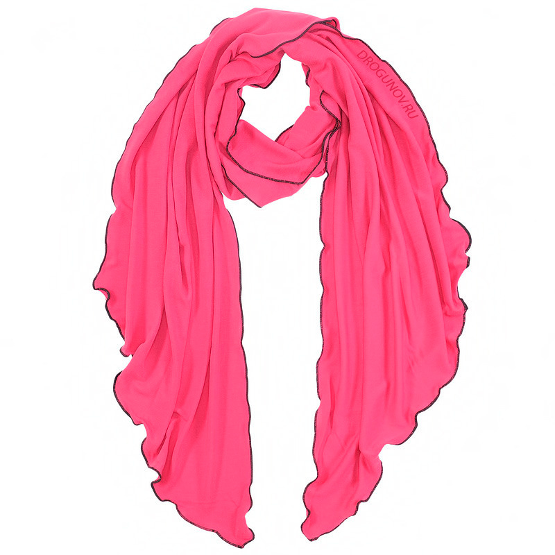 Розовый длинный летний шарф на белом фоне.