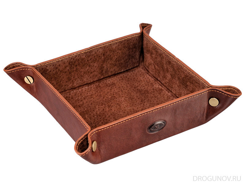 Лоток для мелочи из коричневой кожи на белом фоне.