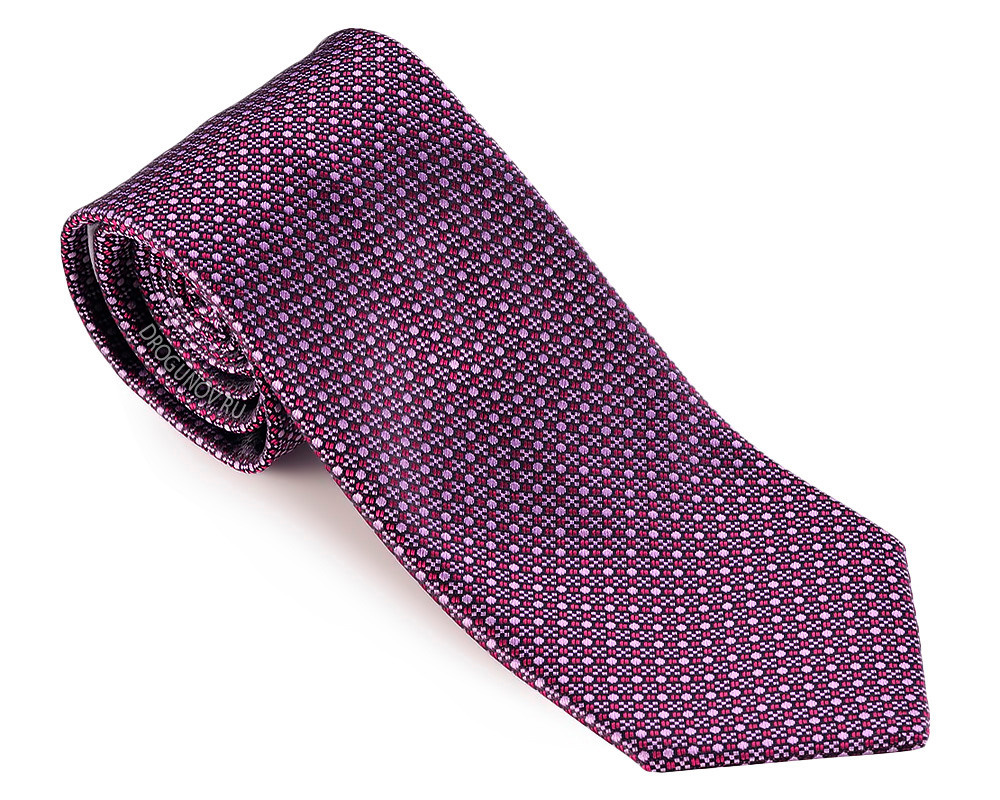 Галстук бордовый в свёрнутом виде на белом фоне.