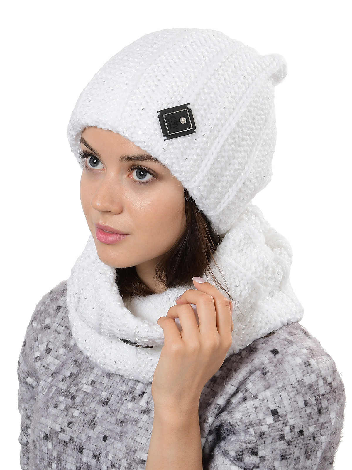 Съёмка женский шерстяных шапок и шарфов для Яндекс маркета.