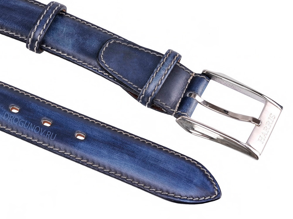 Фотосъёмка ремней на белом фоне.