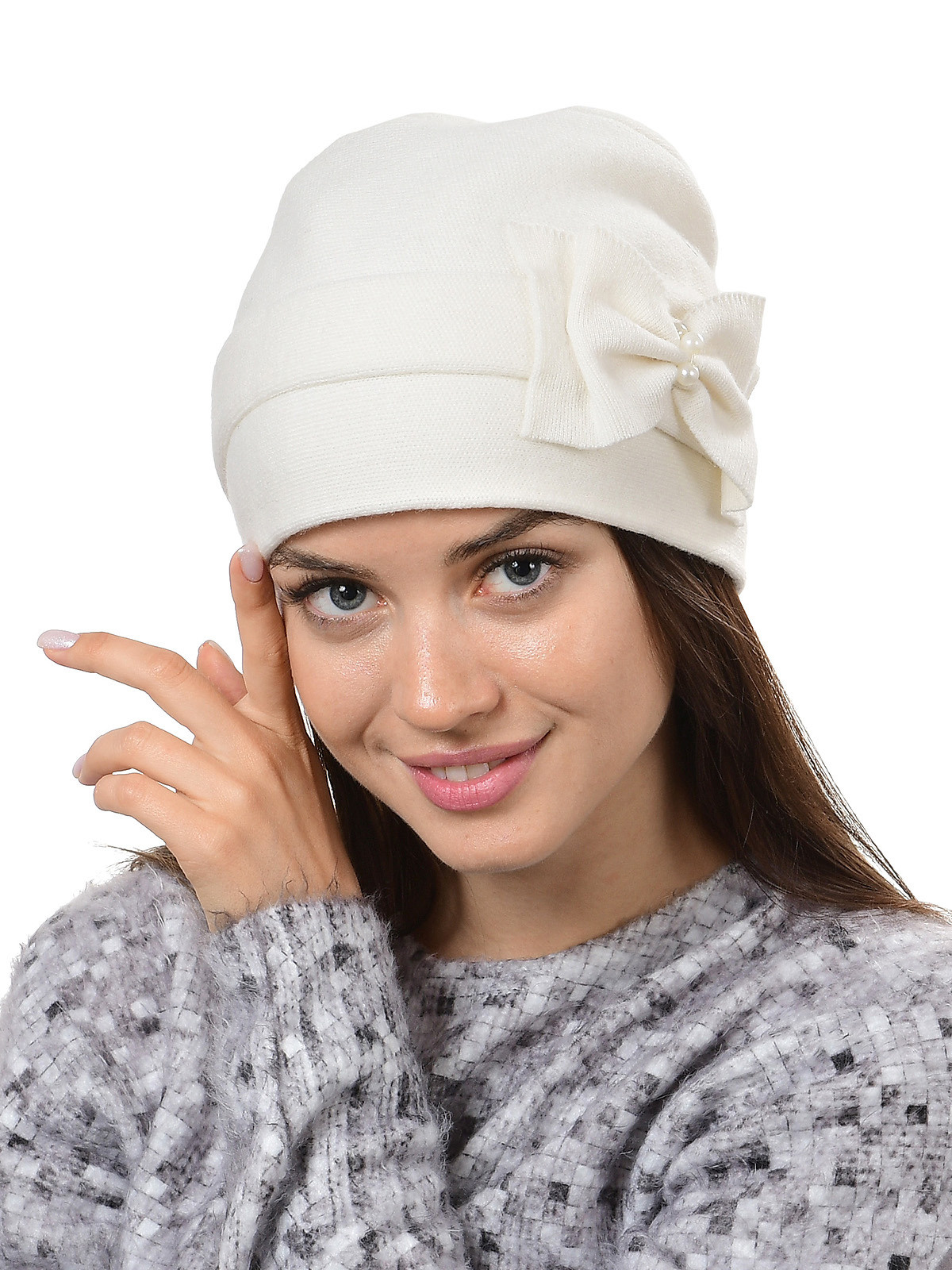Шапка женская на модели на белом фоне.