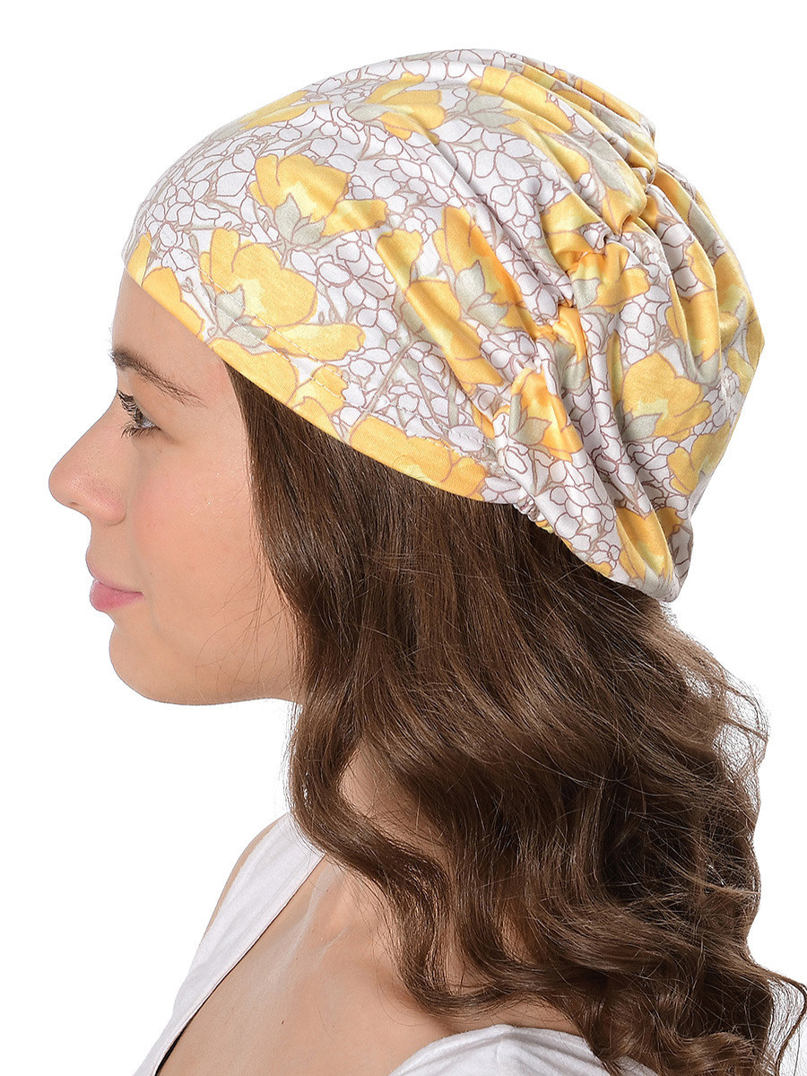 Желтая косынка на голову для женщин на белом фоне.