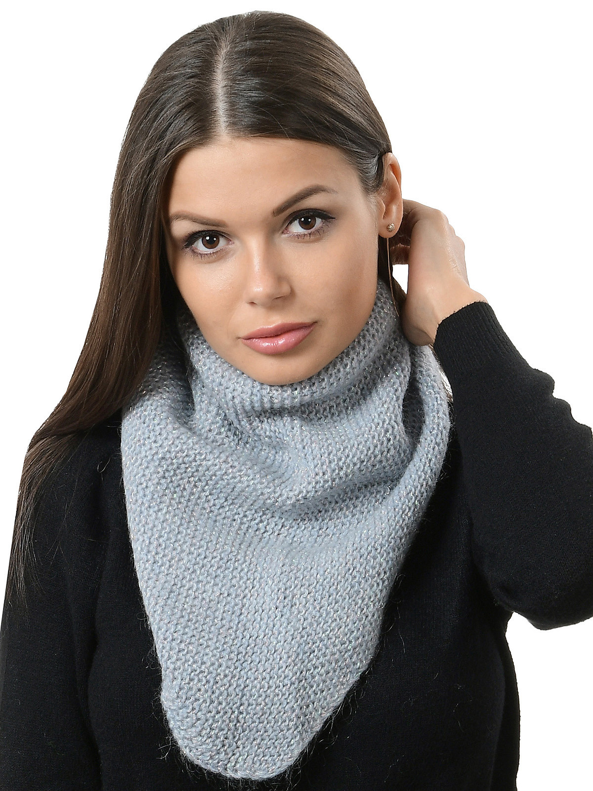 Голубой шарф-манишка на модели в студии на белом фоне.