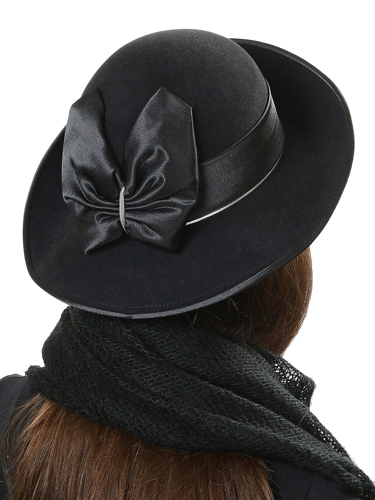 Съёмка женских шляп на модели в студии.