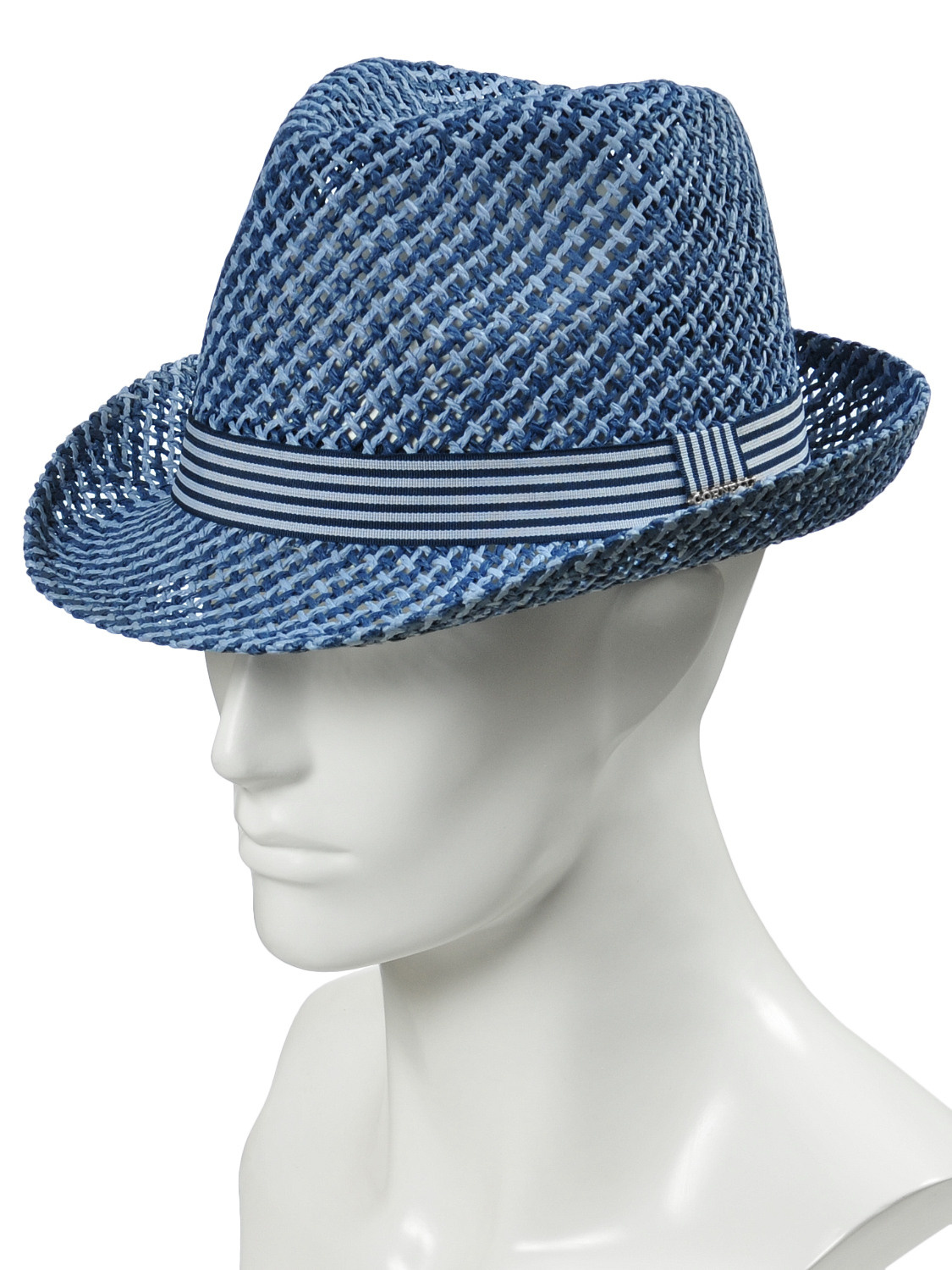 Синяя  мужская летняя шляпа на манекене на белом фоне.