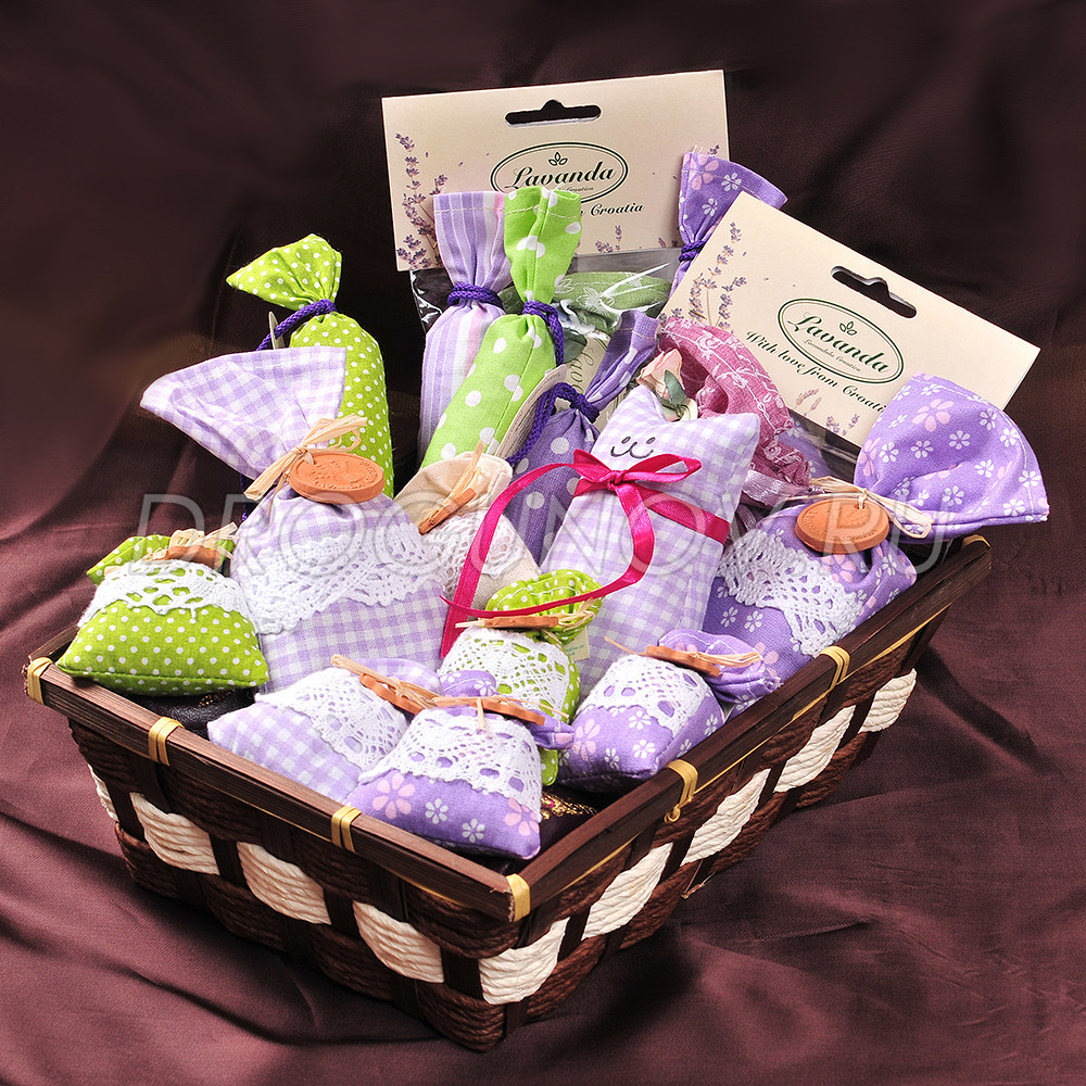 Саше лавандовое в плетёной корзине на деревянном фоне.