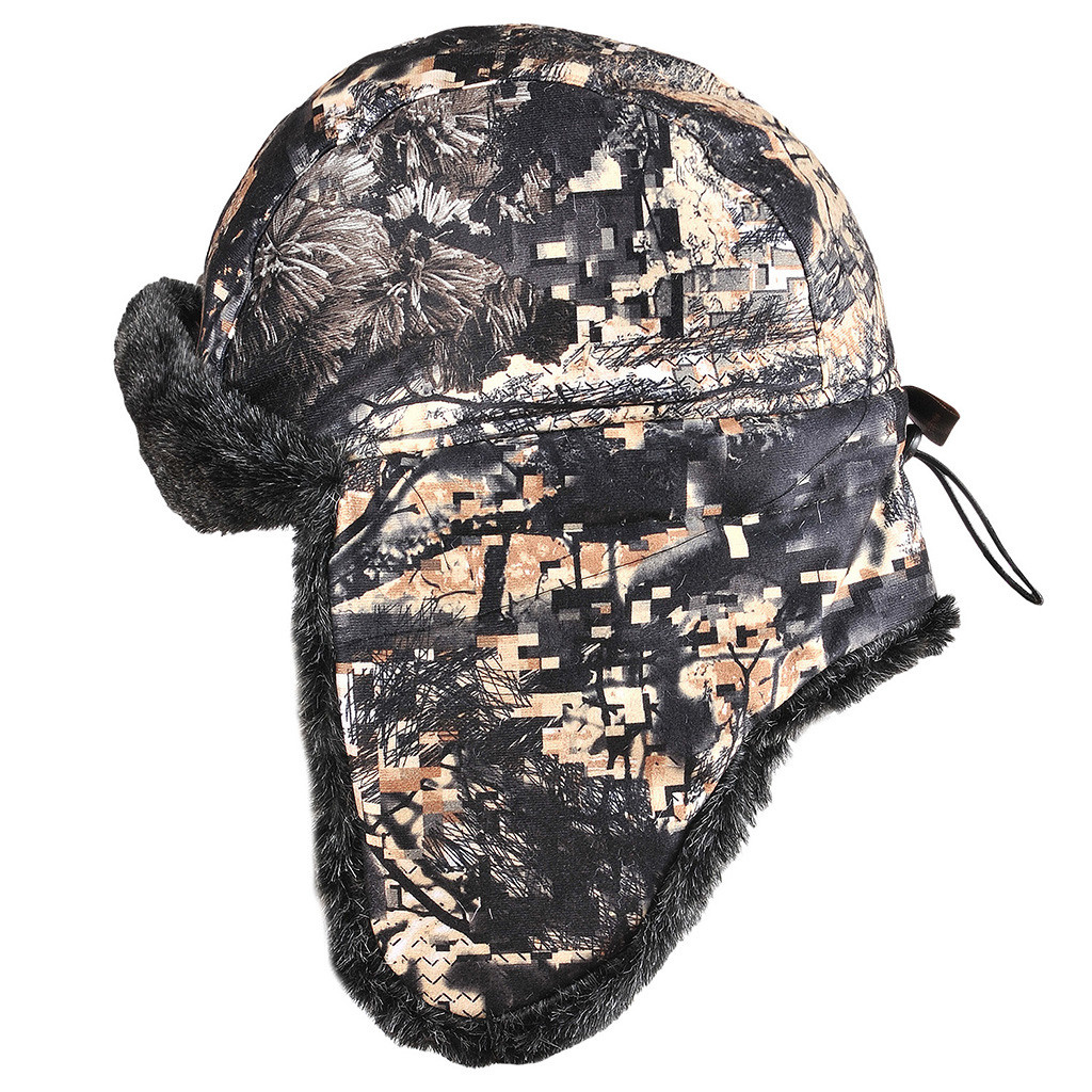 Меховая шапка мужская на белом фоне.