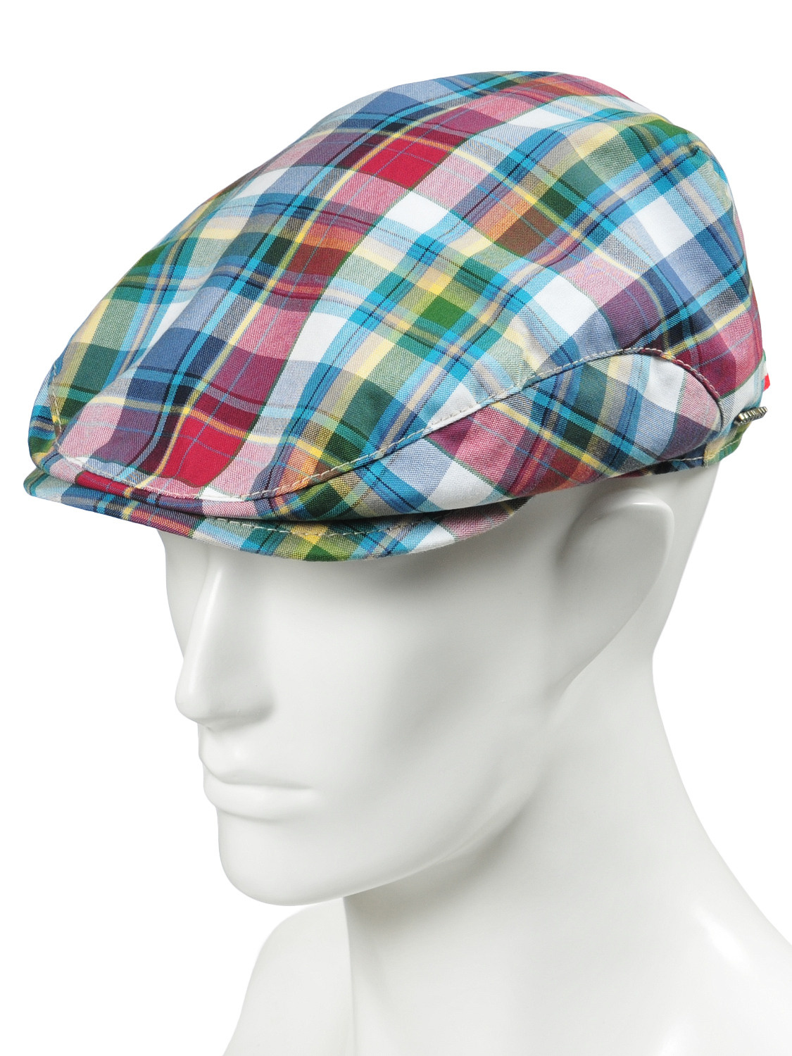 Съёмка мужских кепок на манекене на белом фоне