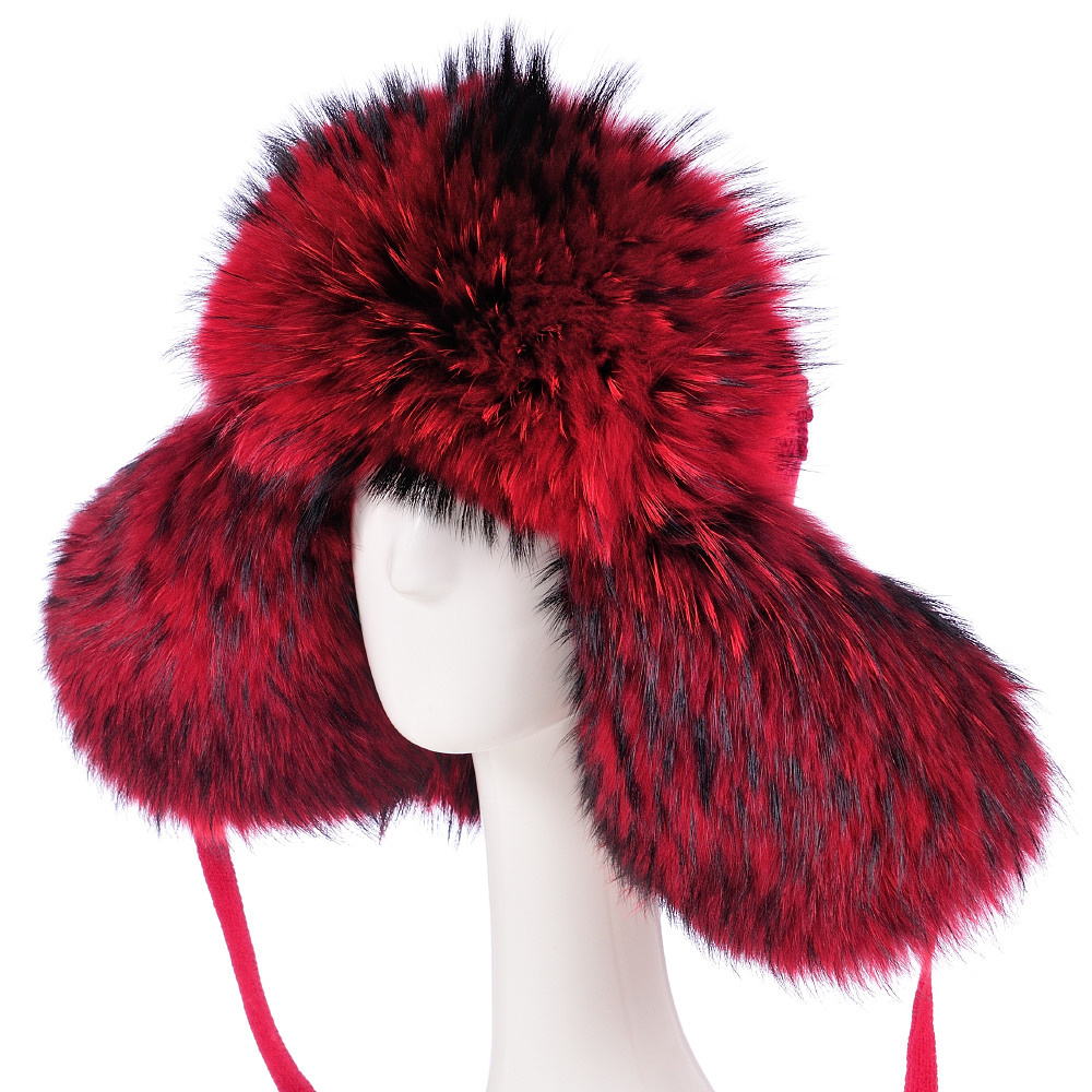 Шапка из меха на манекене на белом фоне.