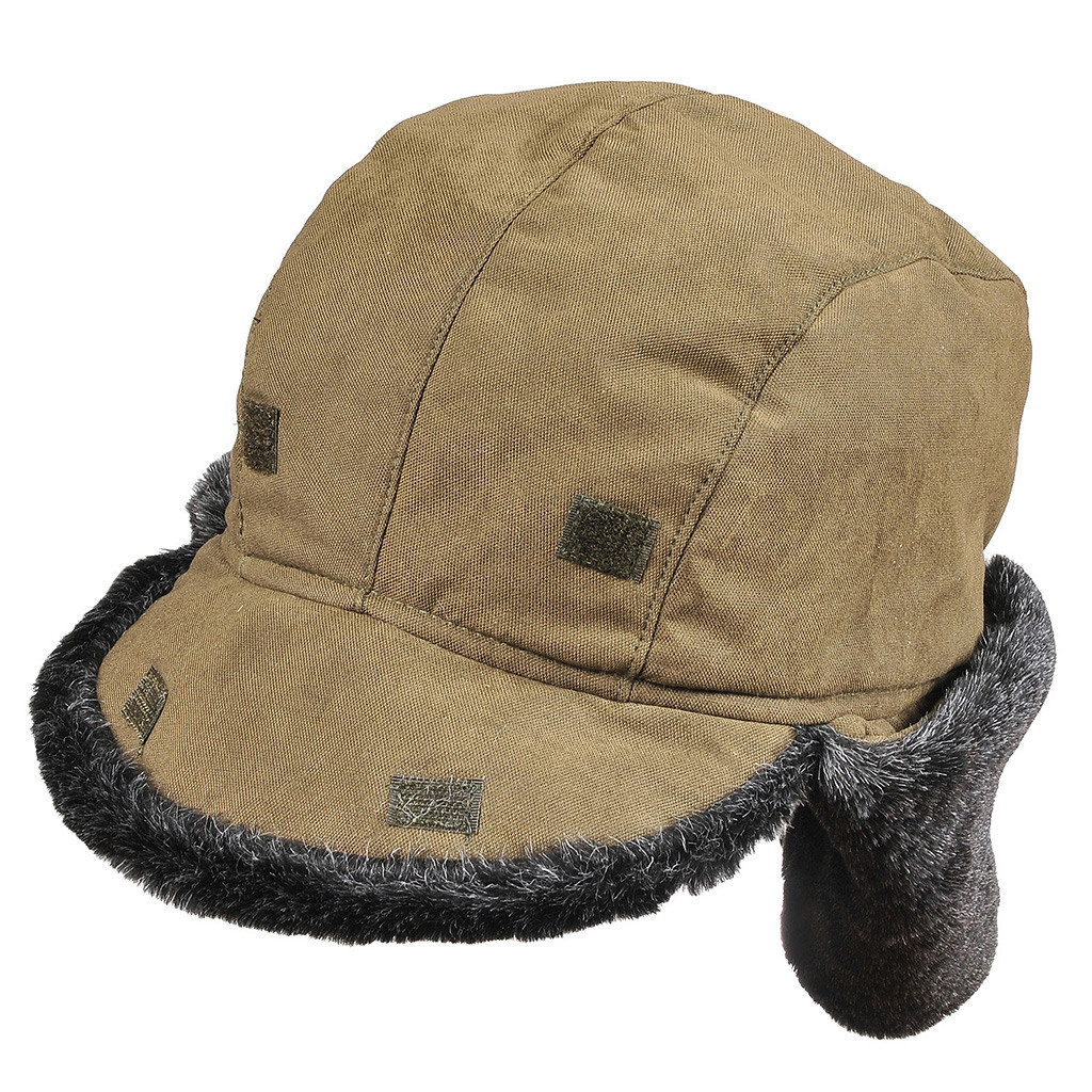 Меховая шапка мужская на белом фоне.