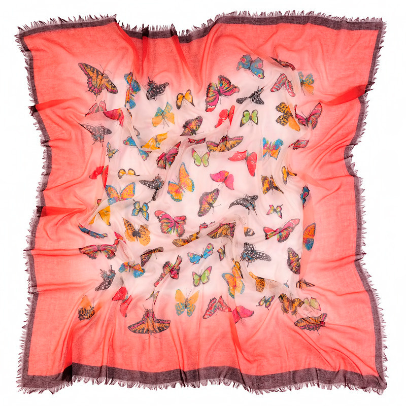 Красный квадратный платок с бахромой на белом фоне в раскладку.