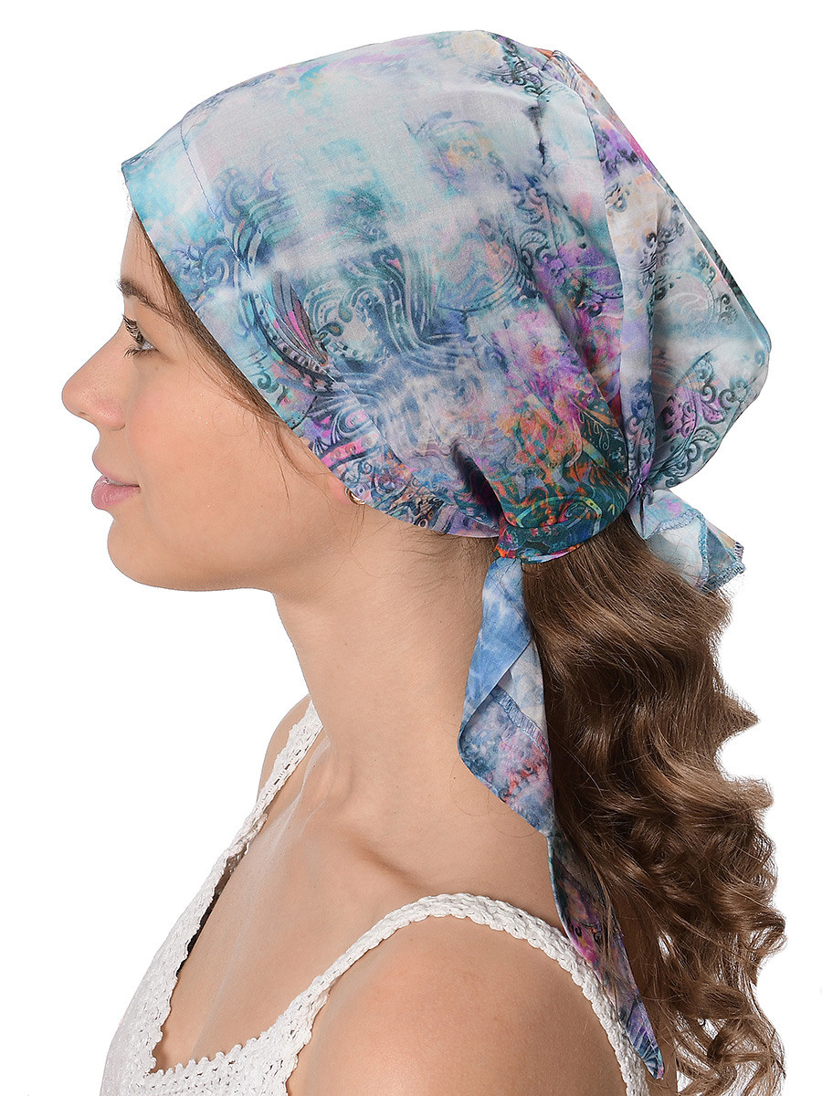 Косынка на модели летняя женская на белом фоне.