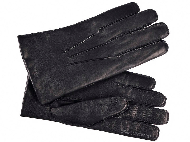 Перчатки из чёрной кожи на белом фоне.