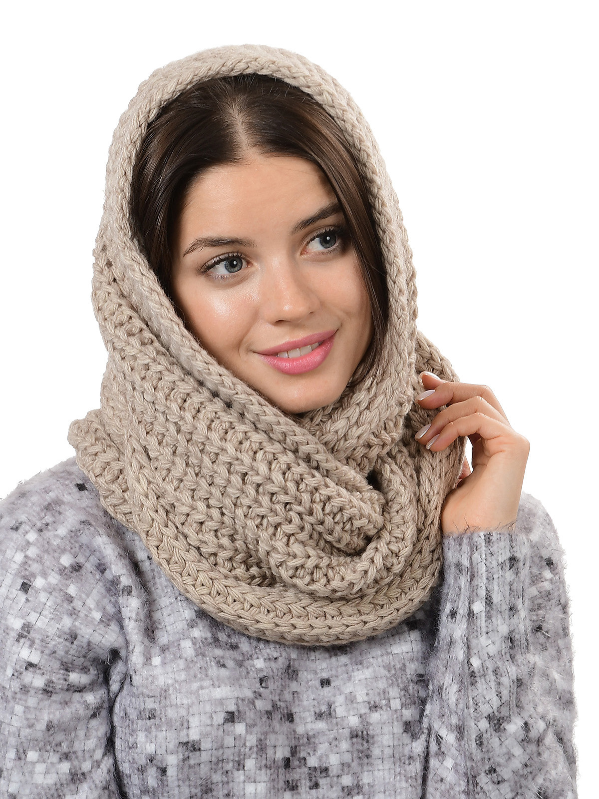 Шарф хомут зелёного цвета на модели.