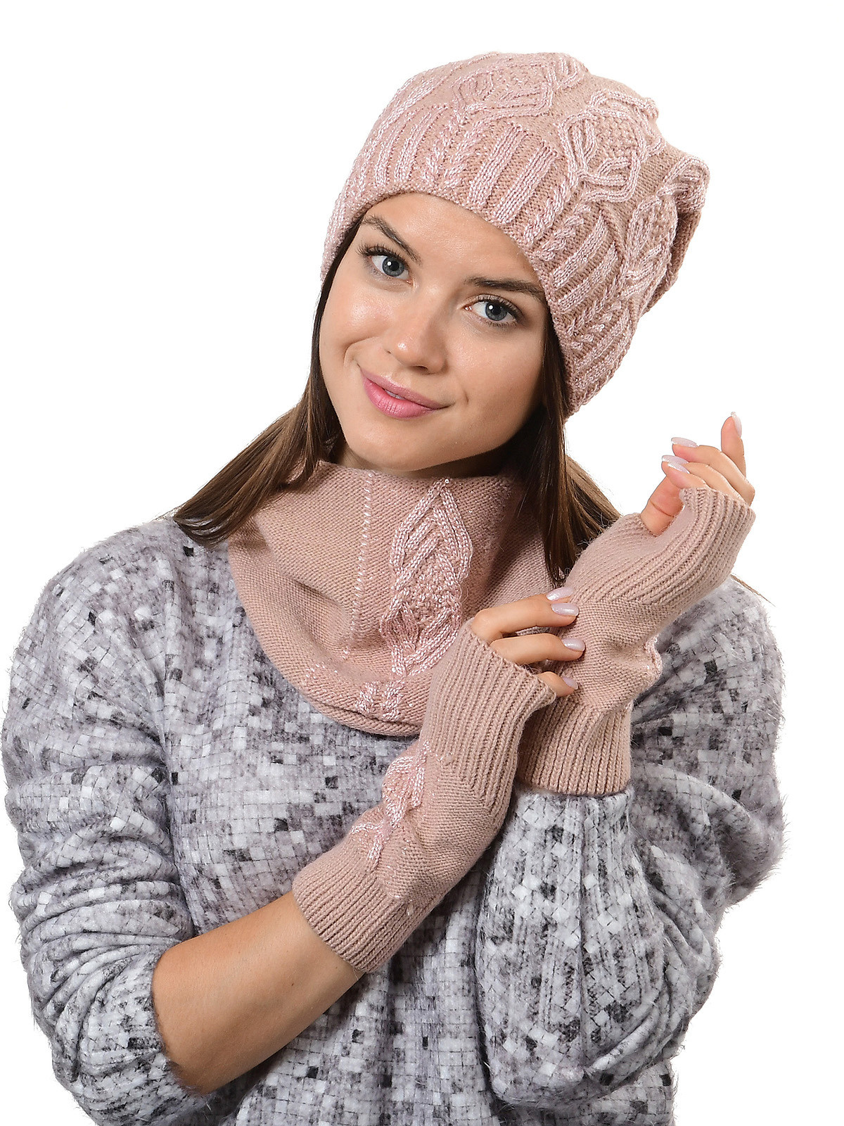 Шапка, шарф снуд и митенки розового цвета на модели на белом фоне