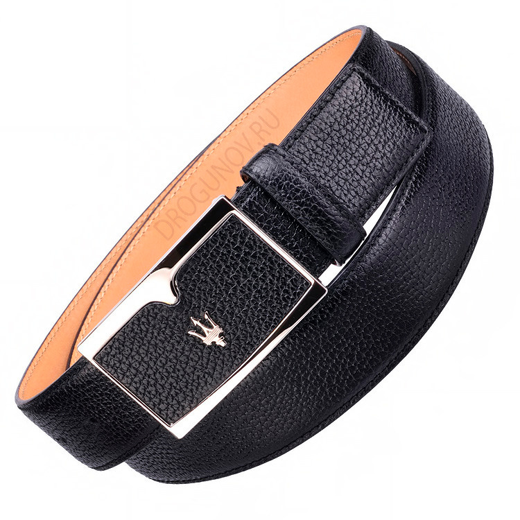 Мужской ремень чёрный с металлической пряжкой в свёрнутом виде на белом фоне.