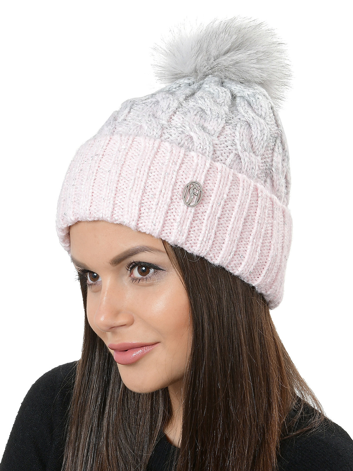 Шерстяная шапка с помпоном на модели на белом фоне.