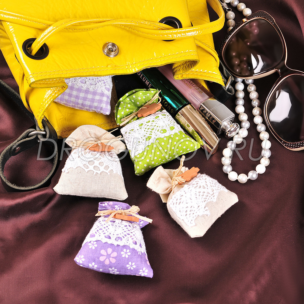 Аксессуары на белом фоне.