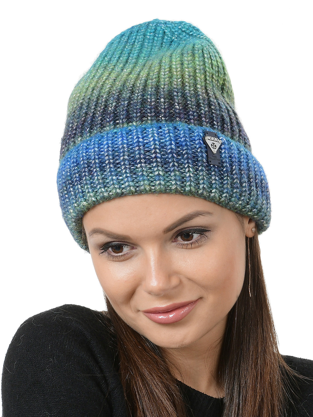 Шапка зимняя шерстяная на модели на белом фоне.