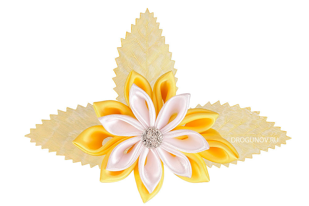 Цветок из атласных лент в технике канзаши на белом фоне.