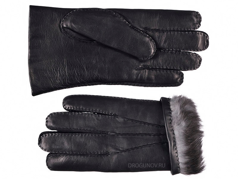 Зимние перчатки с меховой подкладкой на белом фоне.