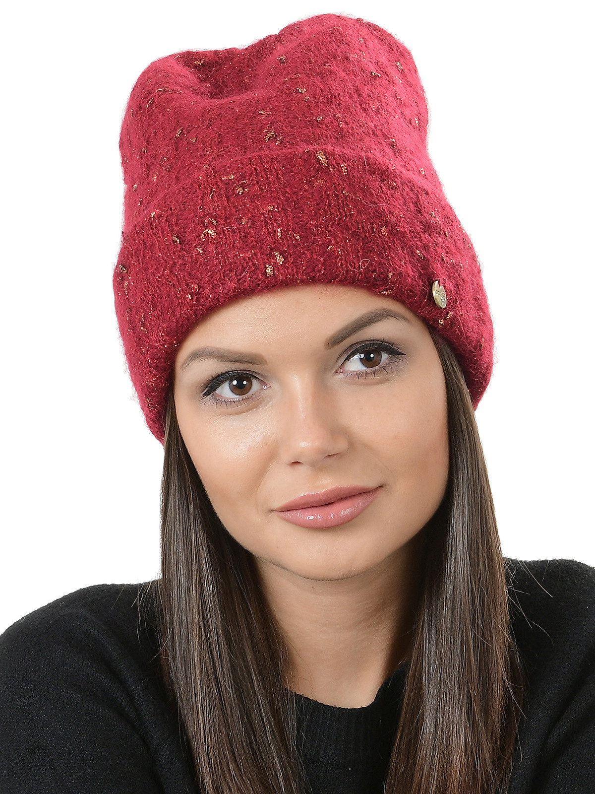 Женская шерстяная шапка бини на модели на белом фоне в студии.