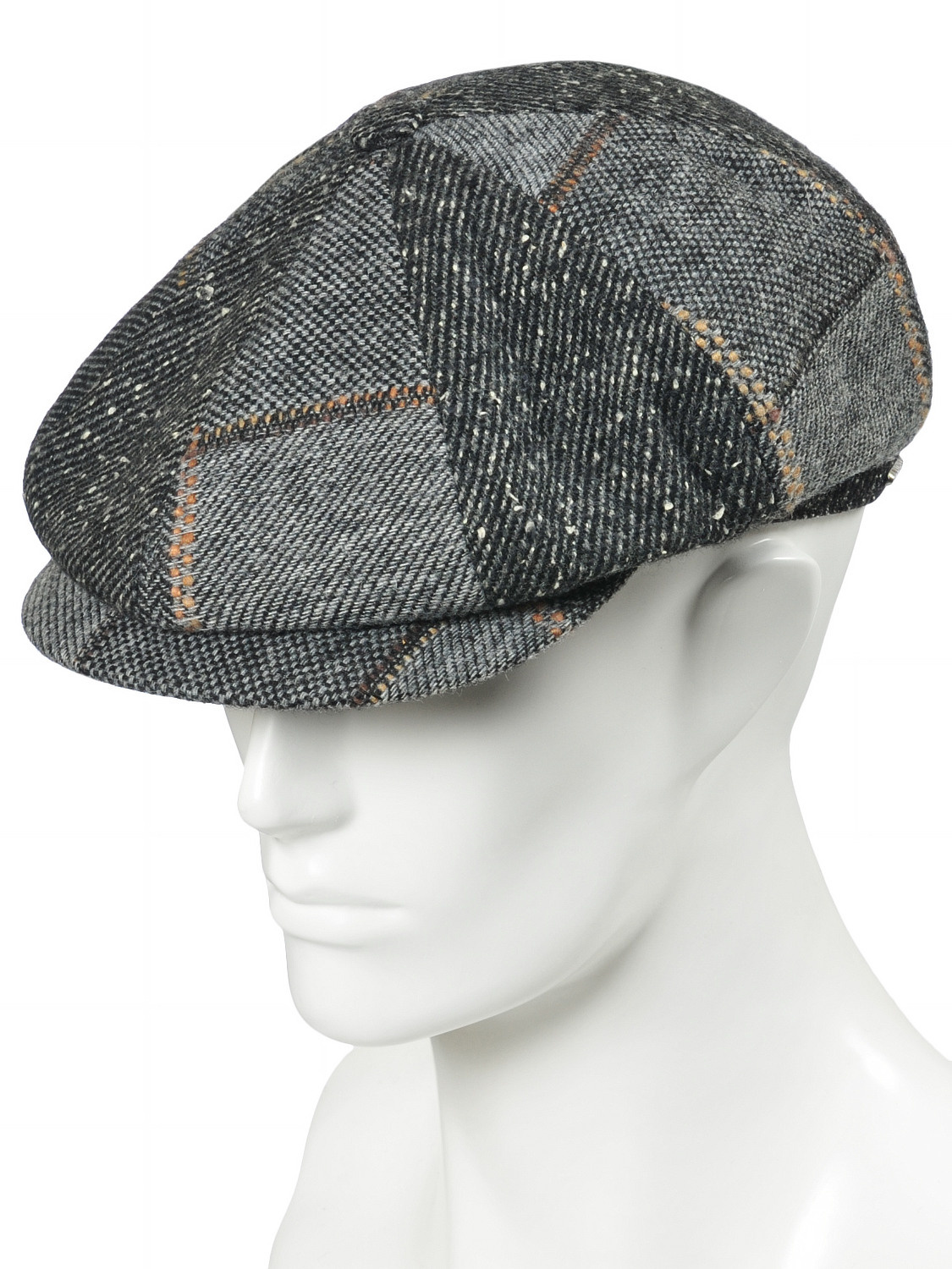 Мужская кепка на манекене на белом фоне.