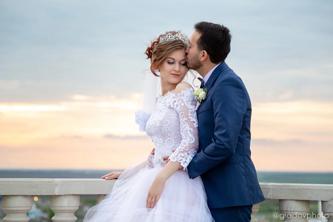 Невеста и жених на фоне заката