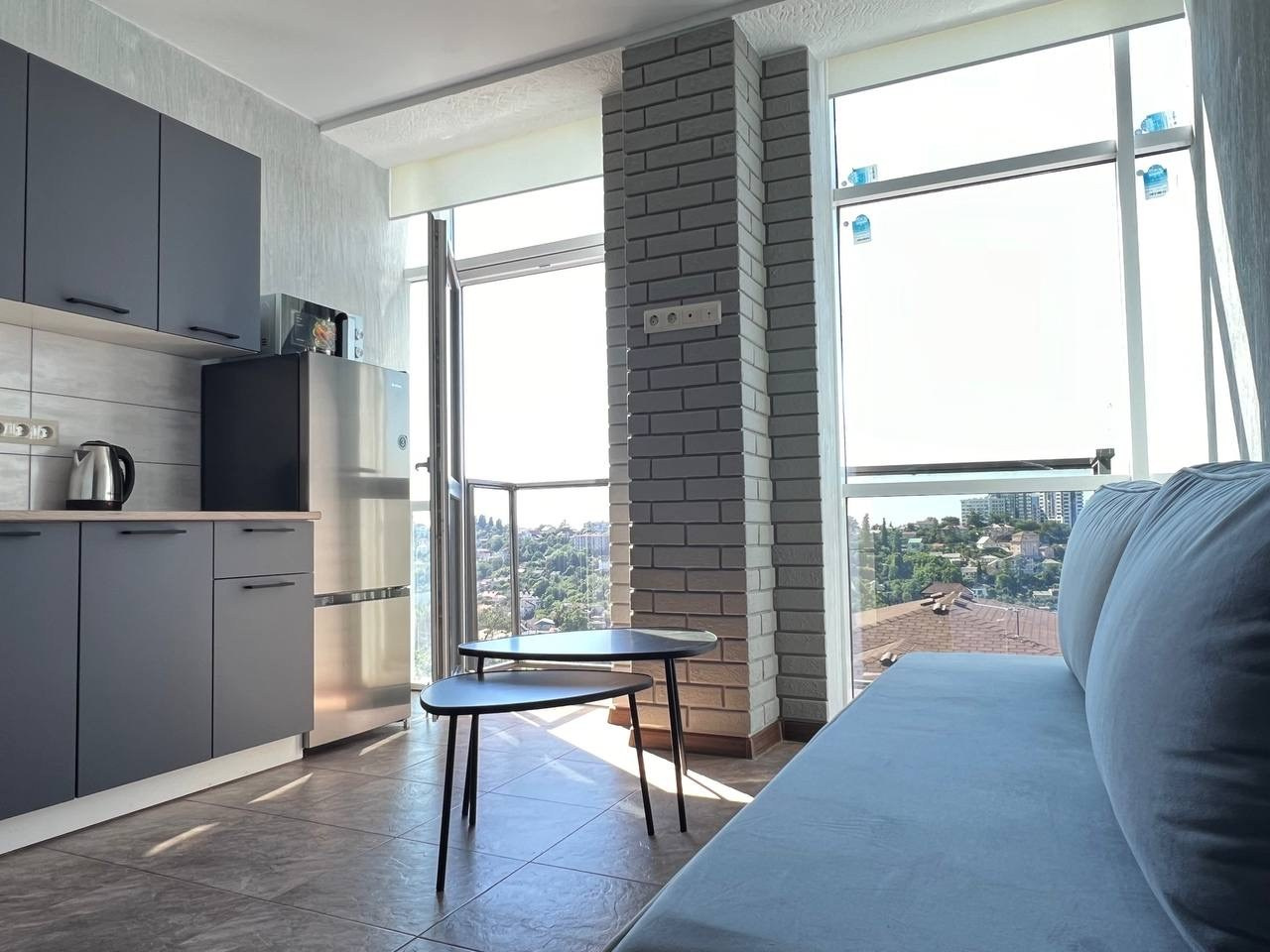 Классная двухуровневая квартира с потрясающим видом на город, со своей парковкой. Квартиры посуточно, длительно в Сочи, LARA APART GROUP