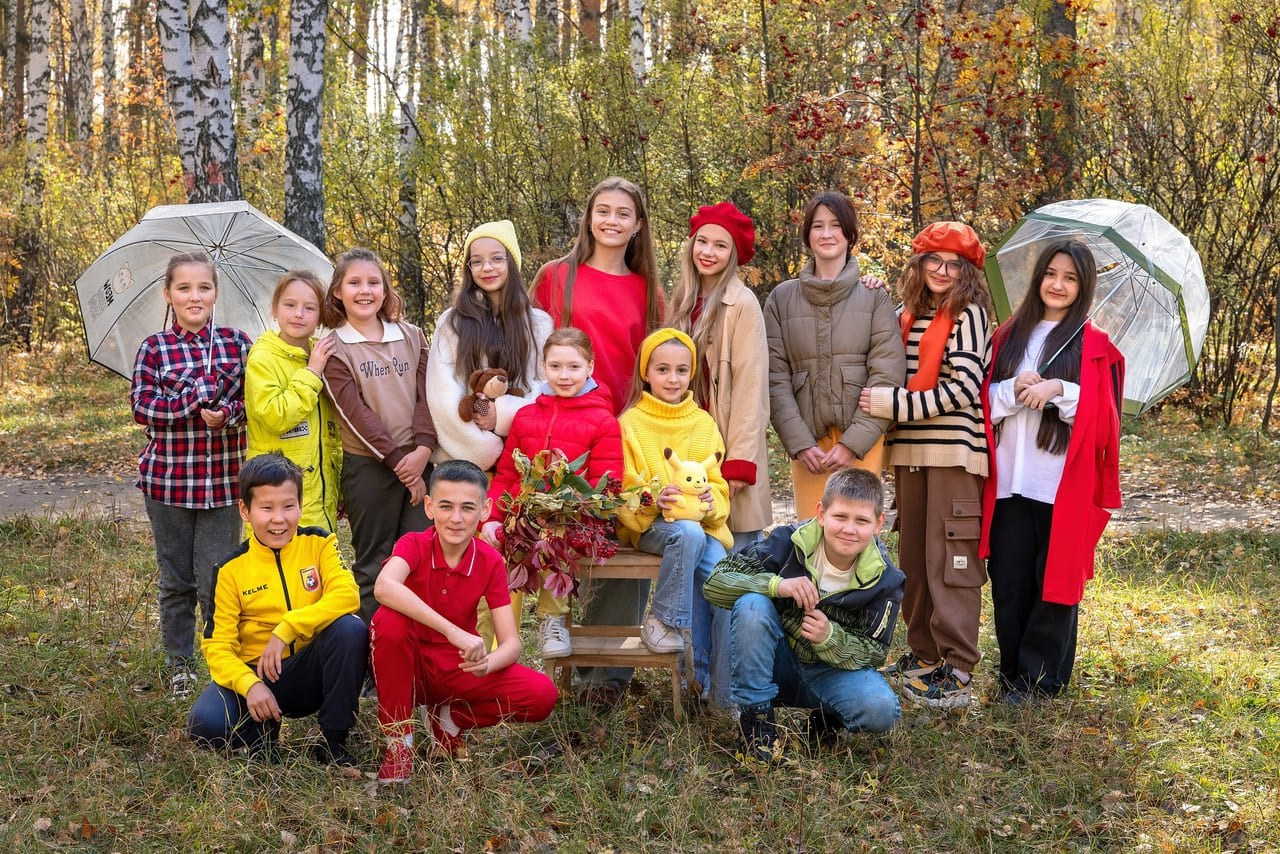 Групповая фотография девочки и мальчики в лесу.