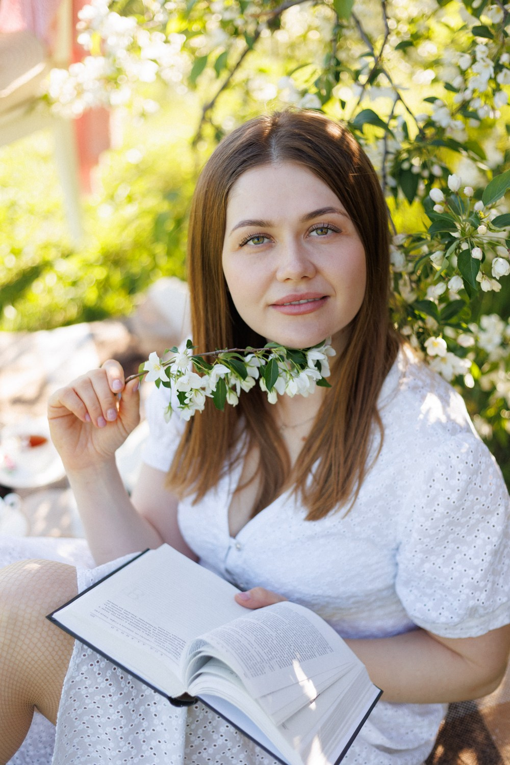 Фотосессия в цветущих яблонях. Семейный фотограф г. Тюмень
