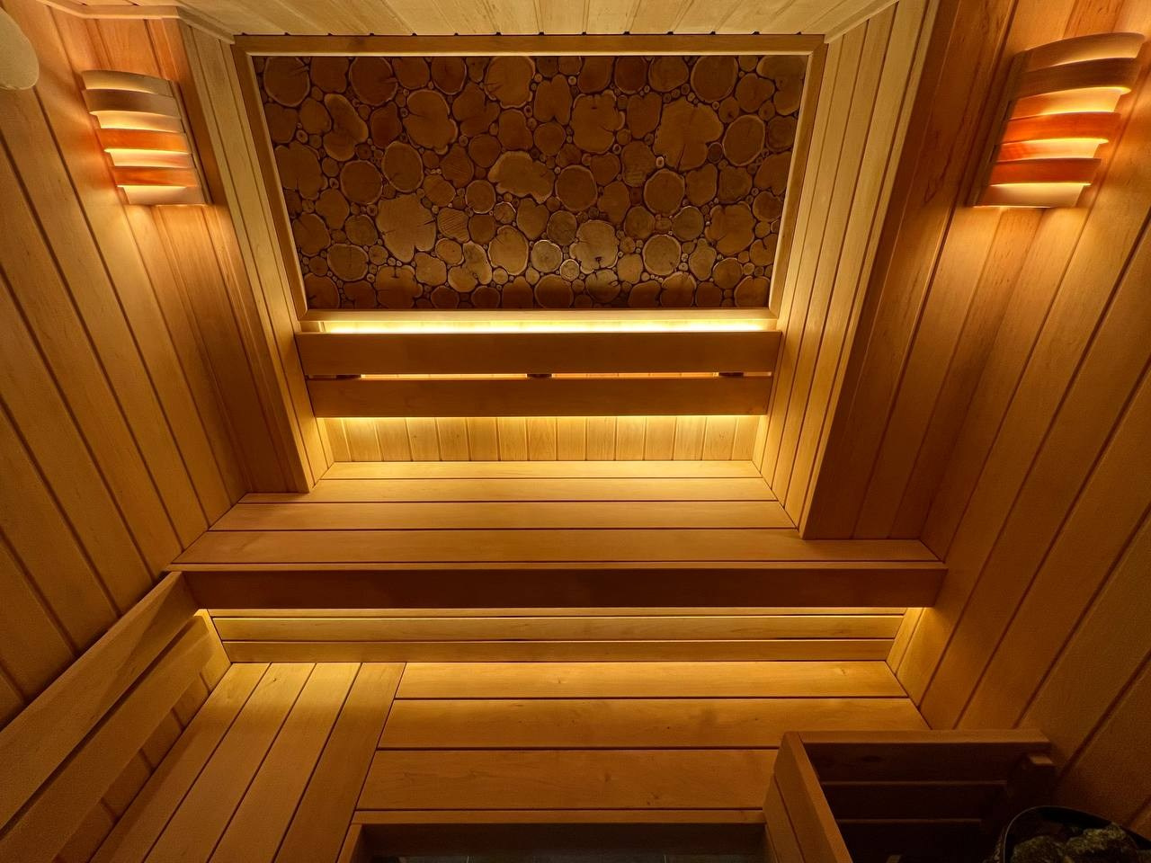Уютная сауна на Петроградке из белорусской ольхи с можжевеловым панно, винтажными светильниками и паром от Harvia Cilindro. SaunaTopMasters