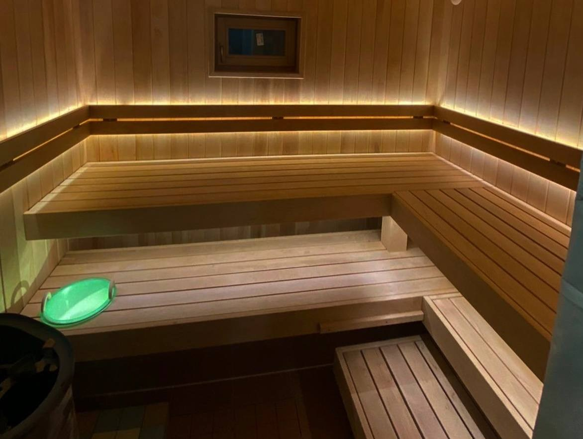 Парная в Мартышкино из ольхи и термоольхи с парящими полками, светодиодным освещением и лавкой на реллингах для комфортного парения. SaunaTopMasters