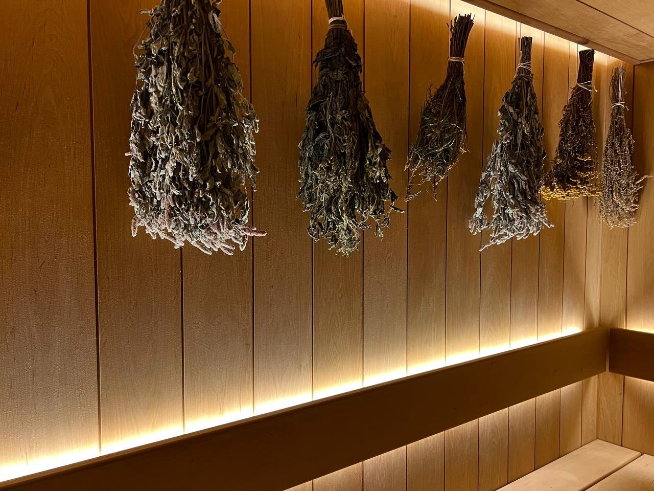 Баня в Каннельярви: термоольха, каменка Атмосфера, парящие полки и автоматическая подача холодного пара через форсунки в потолке. SaunaTopMasters