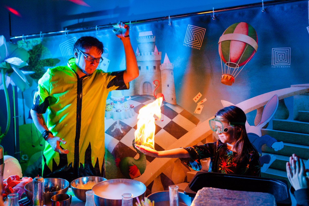 Ведущий химического Шоу устраивает представление для детей на празднике