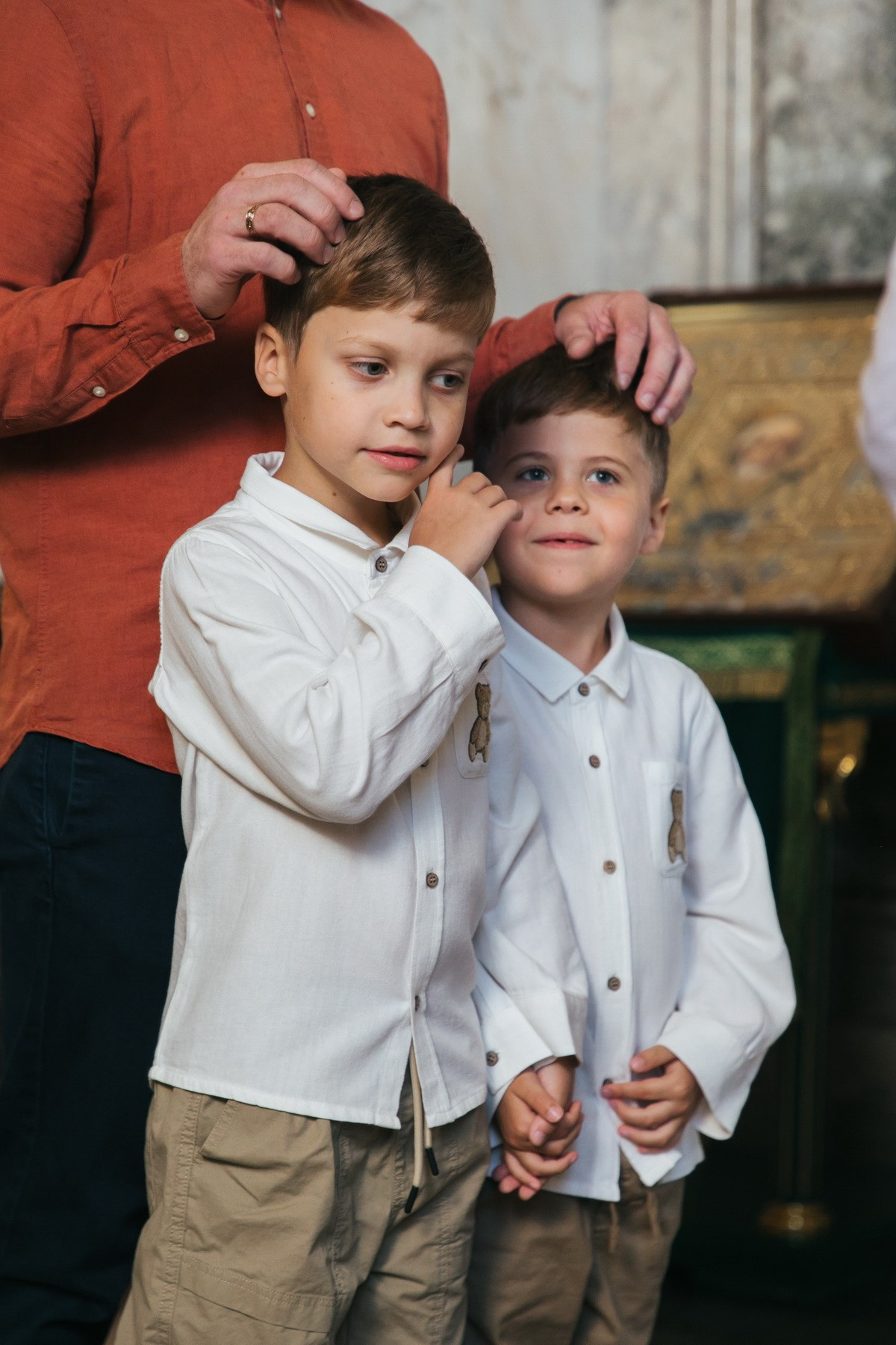 Индивидуальное крещение в Исаакиевском соборе двух братишек. Где лучше креститься в СПб. Лучшие храмы для крещения. Фотограф Денис Дорфф, фотосъемка крещений и венчаний.