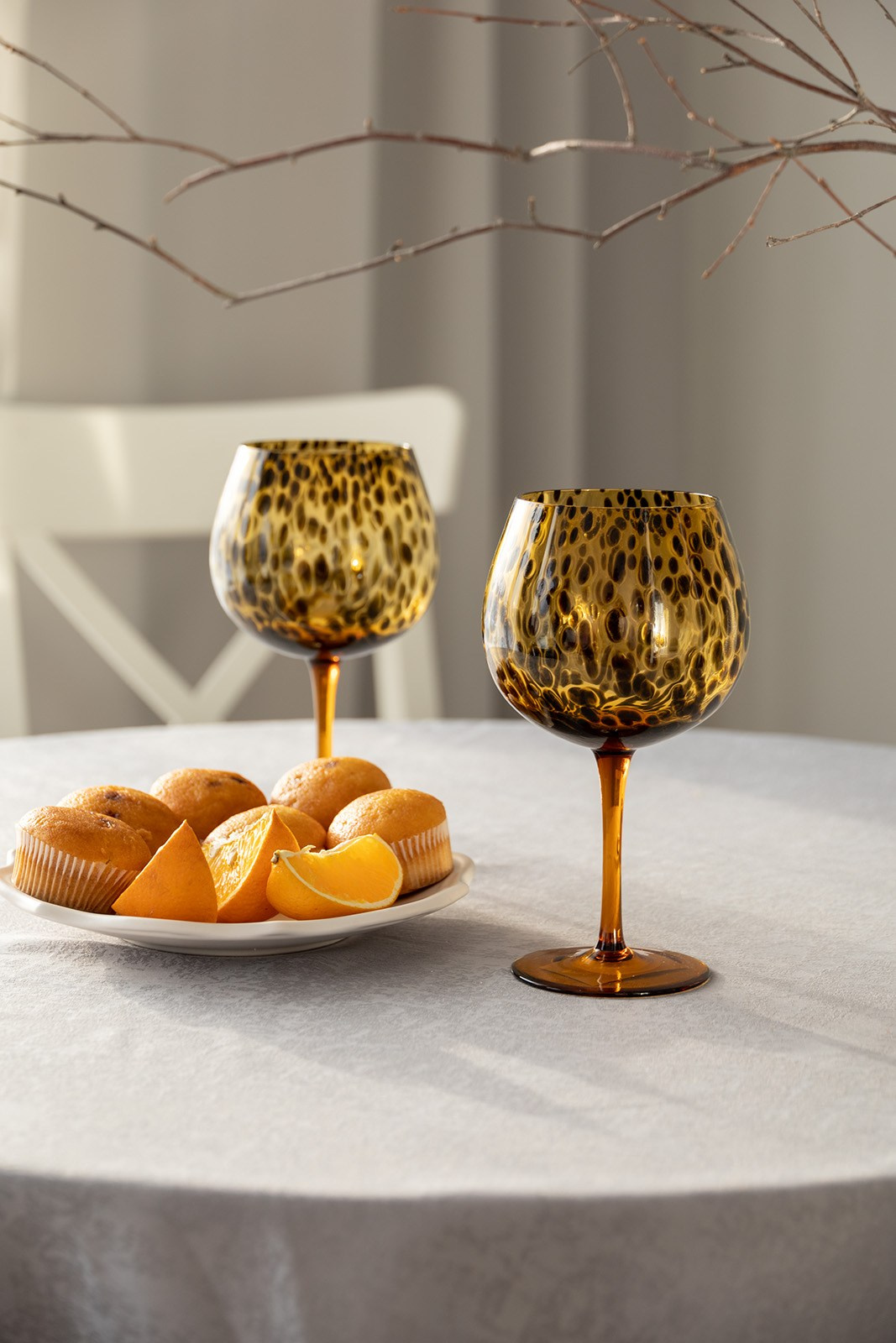 Бокалы теплого оттенка на сервированном столе | Съемка для рекламного баннера